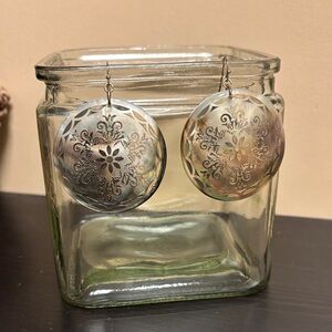 Elegant Seashell Gold detail Floral Earrings